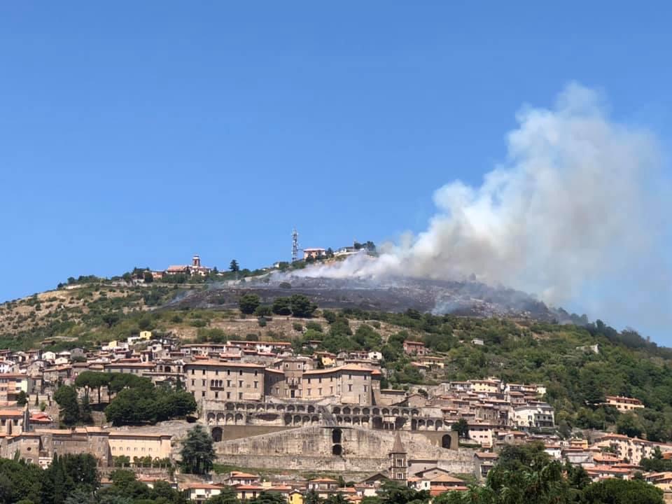 incendio castel san pietro romano