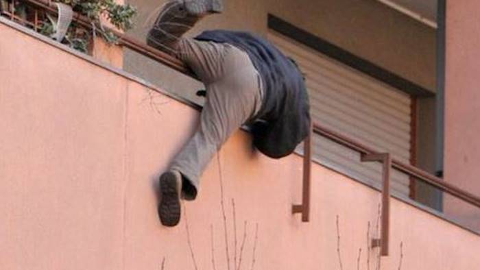 ladro balcone