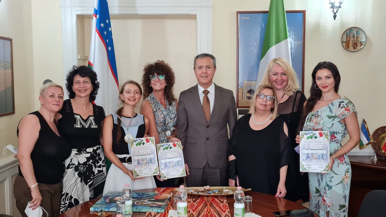 thumbnail_Da sinistra Roberta Luciani, Marilisa Palazzone, Lenra Santospago, Emanuela Loscanna, S.E. l’Ambasciatore in Italia dell’Uzbekistan OtabekAkbarov, Regina Resta, Aida Abdullaeva, Melissa Caldari