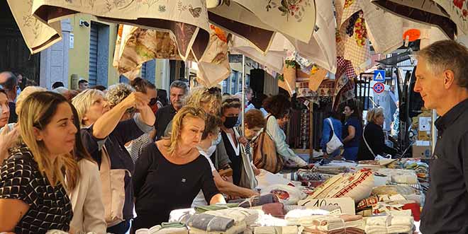 Gli Ambulanti di Forte dei Marmi banco vendita boutique a cielo aperto